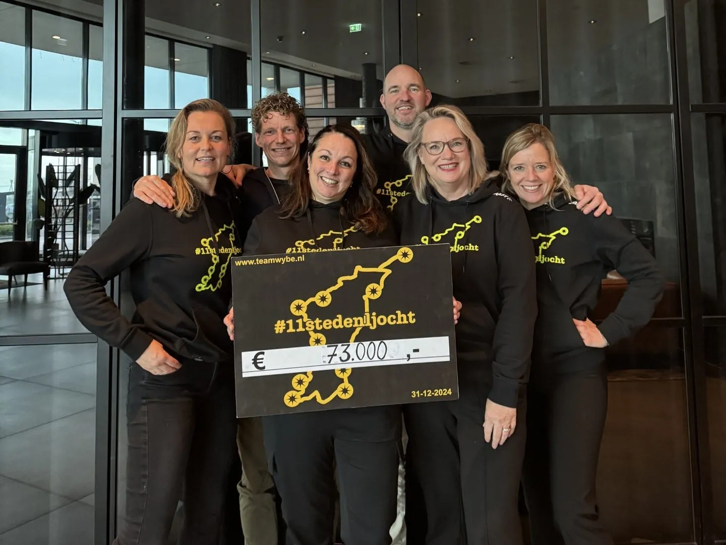 Team Wybe met de cheque van EUR 73.000 na de 11stedenljocht